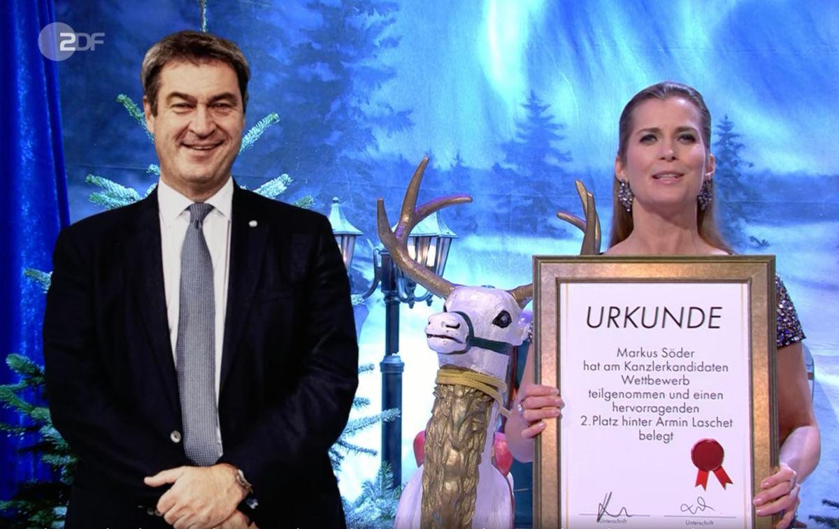 "Goldener Vollpfosten des Jahres": Markus Söder, der "bayerische Monolith", erhielt von Laudatorin Valerie Niehaus eine Urkunde.