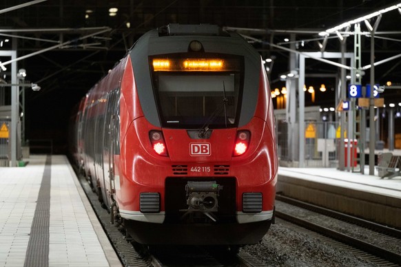 28.09.2022, Sachsen, Dresden: Eine S-Bahn der Deutschen Bahn fährt an einem Bahnsteig vom Hauptbahnhof Dresden. Der Aufsichtsrat der Deutschen Bahn AG kommt am 28.09.2022 zusammen. Foto: Sebastian Kah ...