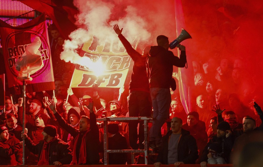 09.04.2022, Fussball, 2. Bundesliga, 29. Spieltag, 1. FC Nuernberg - SV Darmstadt 98, GER, Nuernberg, Max-Morlock-Stadion Bild: v. li. Pyro, Pyrotechnik, Raucht