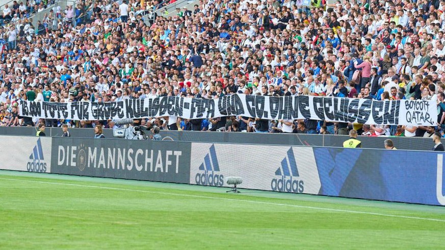 Protestaktion in Mönchengladbach: Fans halten ein Banner kurz nach Anpfiff hoch.