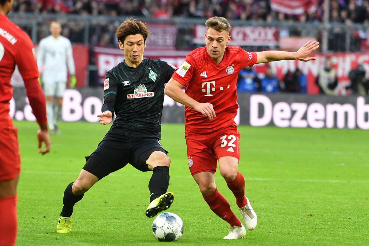 Yuya OSAKO Werder Bremen, Aktion,Zweikampf gegen Joshua KIMMICH Bayern Muenchen. Fussball 1. Bundesliga,15.Spieltag,Spieltag15, FC Bayern Muenchen M - SV Werder Bremen HB 6-1, am 14.12..2019 in Muench ...