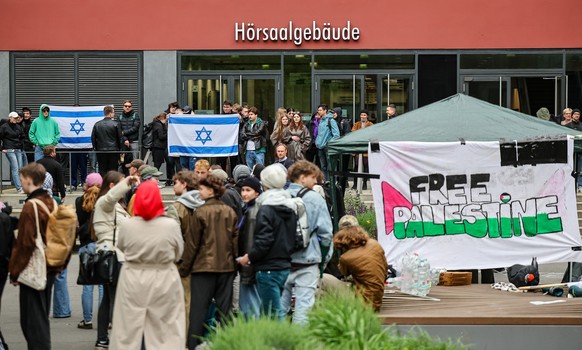 07.05.2024, Sachsen, Leipzig: Pro-isrealische Demonstranten stehen auf dem Innenhof der Universität Leipzig einer pro-palästinensischen Gruppe gegenüber. Mehrere Menschen haben am Dienstagnachmittag d ...