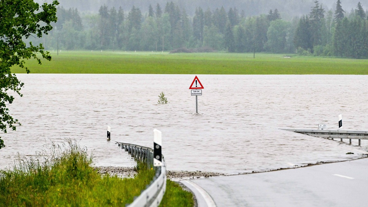 GER, Hochwasser im Unterallgäu / 01.06.2024, Westliche Günz, Eldern bei Ottobeuren, GER, Hochwasser im Unterallgäu, große Unsicherheit am Nachmittig als eine Dammburchgefahr des Hochwasserrueckhaltebe ...