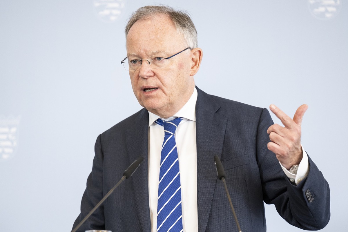 13.10.2023, Hessen, Frankfurt/Main: Stephan Weil (SPD), Ministerpr�sident von Niedersachsen, spricht auf einer Pressekonferenz. Die Auftaktkonferenz findet unter dem Vorsitz von Hessen in Frankfurt am ...