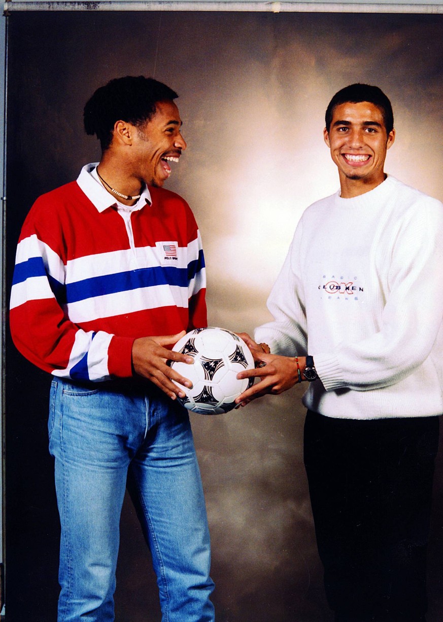 Die Nationalspieler und Freunde Thierry Henry und David Trezeguet (re., Monaco) streiten sich um den Ball

The National player and Friends Thierry Henry and David Trezeguet right Monaco debatable to ...