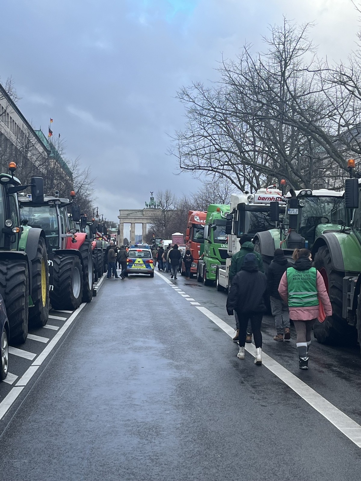 Die Straße Unter den Linden wurde vorübergehend zum Traktor-Parkplatz.
