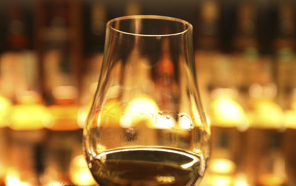 ARCHIV - 30.07.2017, Gro�britannien, Edinburgh: Ein Glas Whisky wird in Edinburgh gezeigt. Schottlands Whisky-Branche hat im vergangenen Jahr deutlich weniger Scotch ins Ausland geliefert. (zu dpa: �S ...