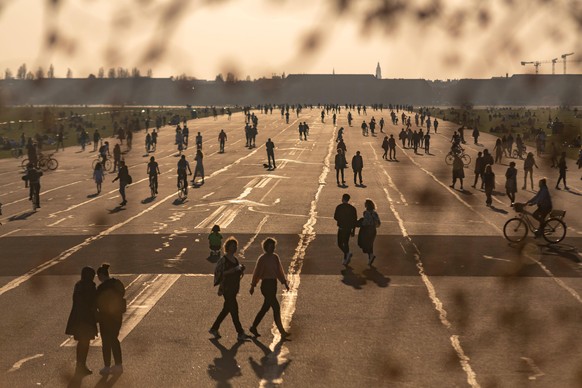 Das Tempelhofer Feld in Berlin ist immer gut besucht. An den meisten Stellen lassen sich die Abstände jedoch gut einhalten.