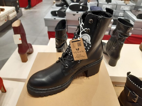 Vegane Schuhe im Schuhgeschäft