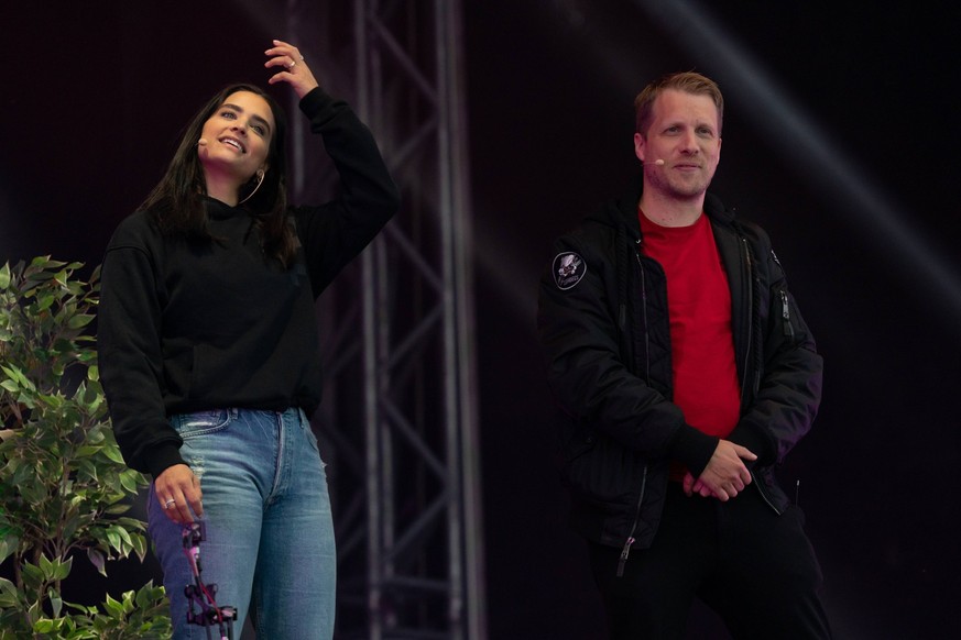 Amira Pocher und Oliver Pocher mit ihrem Programm Die Pochers. 10.08.2021 - Amira Pocher und Oliver Pocher beim Strandkorb Open Air in Zweibrücken mit ihrem Programm Die Pochers. Zweibrücken Strandkor ...