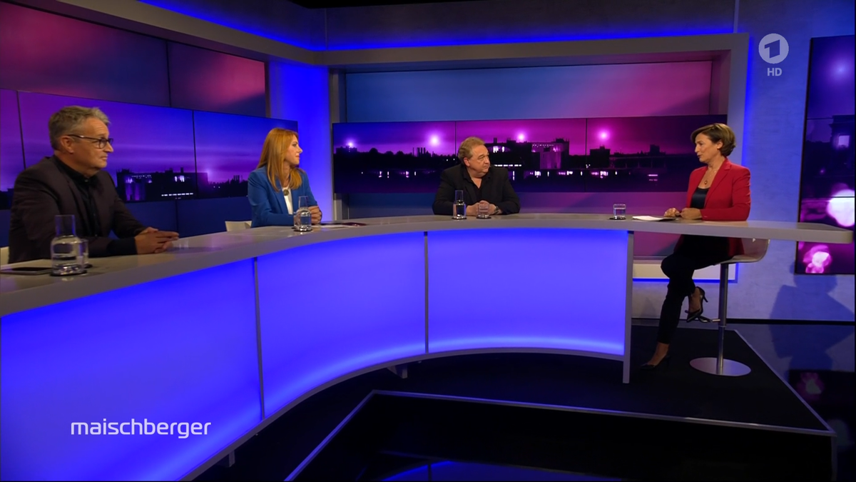 Sandra Maischberger (re.) und ihre Kommentatoren Gabor Steingart, Kerstin Palzer und Oliver Kalkofe (v. li.).