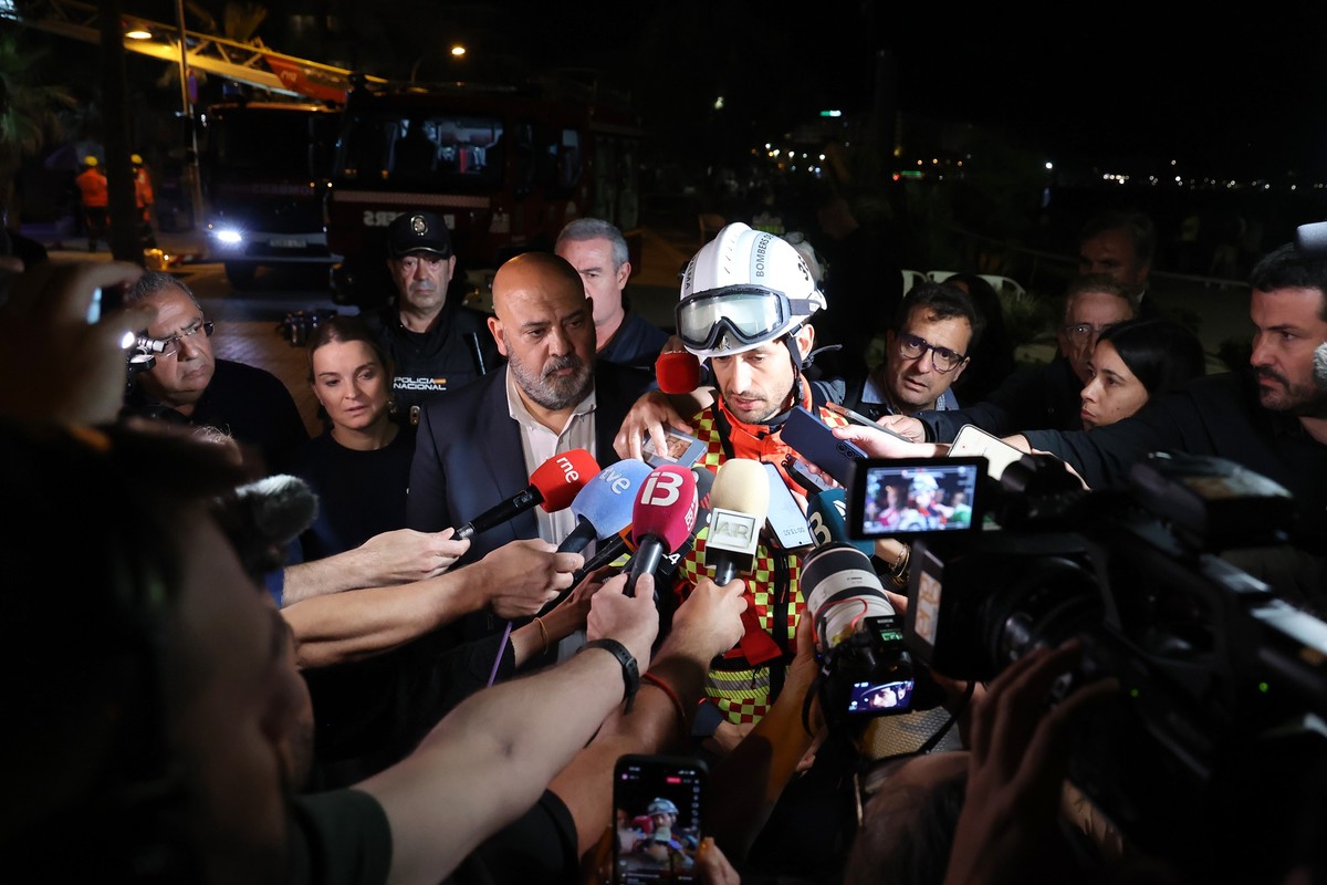 23.05.2024, Spanien, Palma de Mallorca: Eder Garcia, Chef der Feuerwehr von Palma, spricht mit Journalisten. Beim Einsturz eines voll besetzten Restaurants an der Playa de Palma auf Mallorca sind am D ...