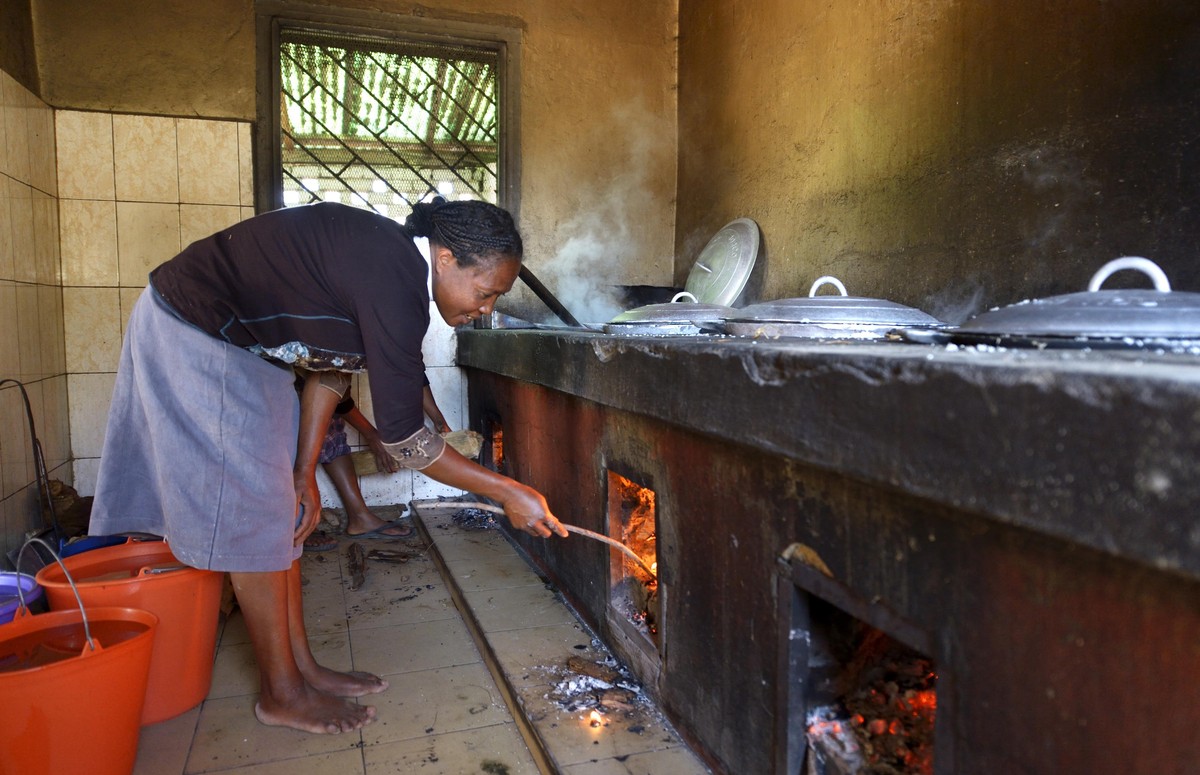 Frau in der Schulküche, Fianarantsoa, Madagaskar, Afrika