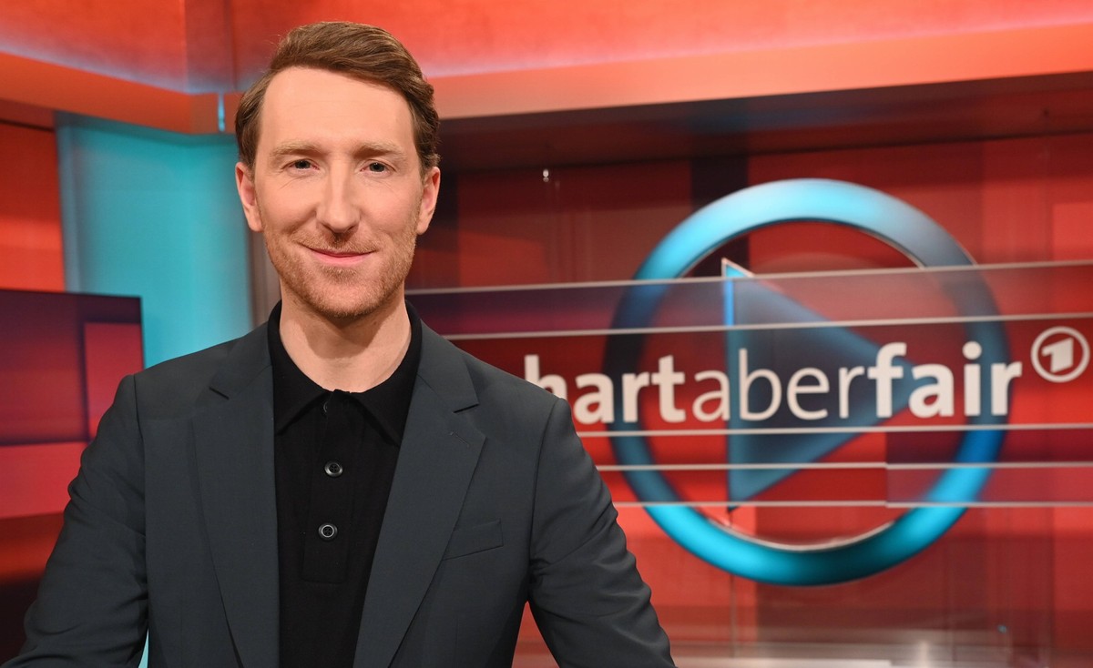 Der Moderator Louis Klamroth mit Logo, Schriftzug seiner ARD Talkshow Hart aber Fair *** The presenter Louis Klamroth with logo, lettering of his ARD talk show Hart aber Fair