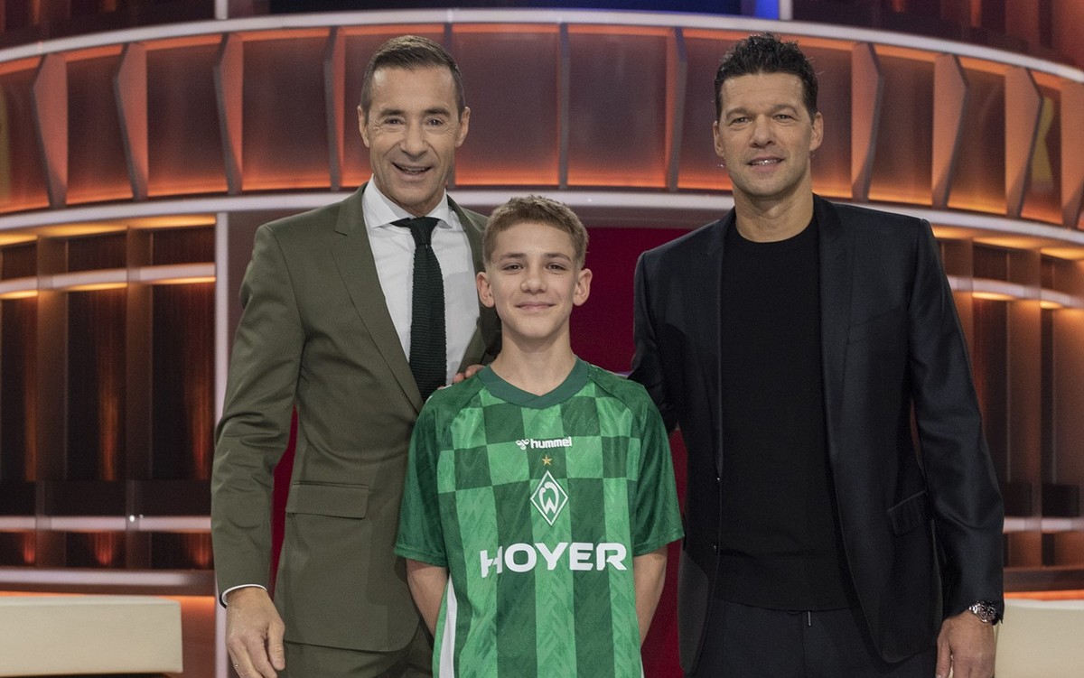 ARD/NDR KLEIN GEGEN GROSS - DAS UNGLAUBLICHE DUELL, &quot;Spiel und Spaß mit Kai Pflaume&quot;, am Samstag (01.02.25) um 20:15 Uhr im ERSTEN.
Kai Pflaume, Kyril (13) und Michael Ballack.
© NDR/Thorste ...