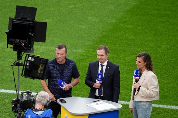 06.07.2024, Berlin: Fußball, UEFA Euro 2024, EM, Niederlande - Türkei, Finalrunde, Viertelfinale, Olympiastadion Berlin, Moderatorin Laura Wontorra (r) steht vor dem Spiel mit Turnierdirektor Philipp  ...