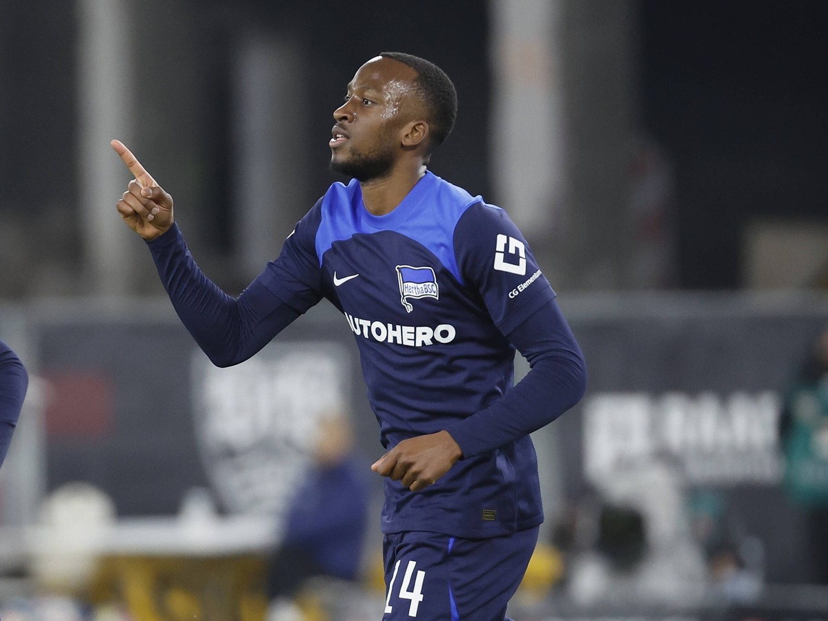 08.11.2022, VfB Stuttgart vs. Hertha BSC, 1. Bundesliga, 14. Spieltag, Deutschland, Stuttgart, Mercedes-Benz Arena, Im Bild: v.li. Torschuetze Dodi Lukebakio Hertha BSC, 14, Jubel nach dem Tor zum 1:1 ...