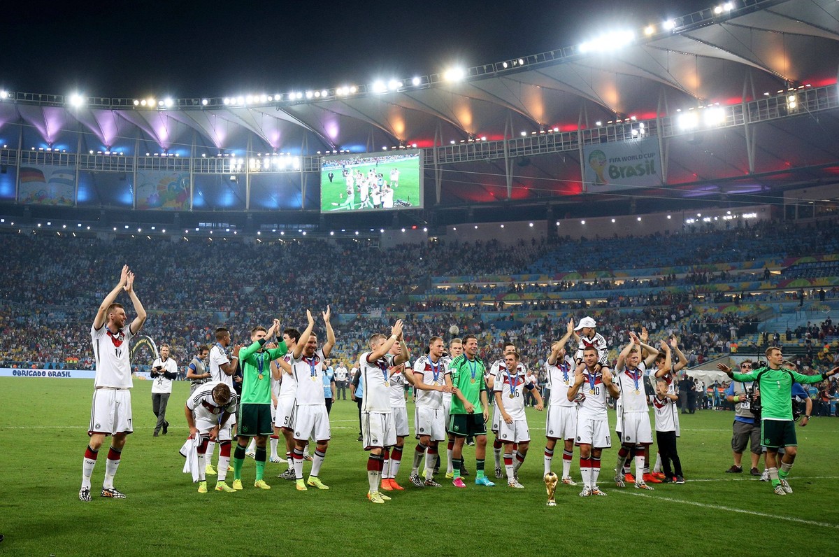 Football - 2014 FIFA World Cup, WM, Weltmeisterschaft, Fussball - Final - Germany v Argentina 13 July 2014 - FIFA World Cup - Final - Germany v Argentina - The Germany squad applauds the fans - Photo: ...