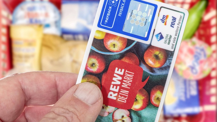 PAYBACK-Karte bei REWE, Rewe beendet trennt sich Ende 2024 von Payback, Müncen, Januar 2023 Deutschland, München, 24. Januar 2022, PAYBACK Karte mit REWE Werbung, Lebensmittel aus dem Rewe Supermarkt, ...