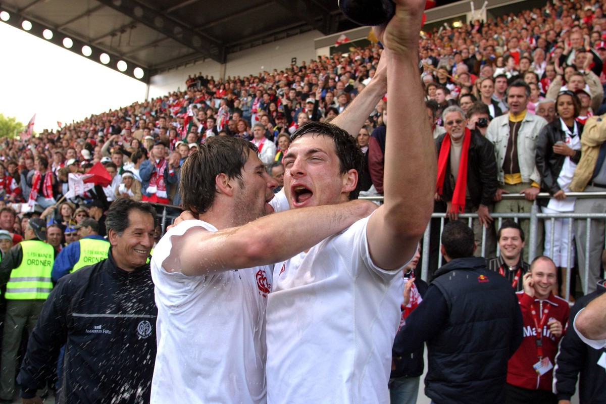 Rose (l.) und Schwarz feiern 2004 gemeinsam den Aufstieg mit Mainz in die Bundesliga.
