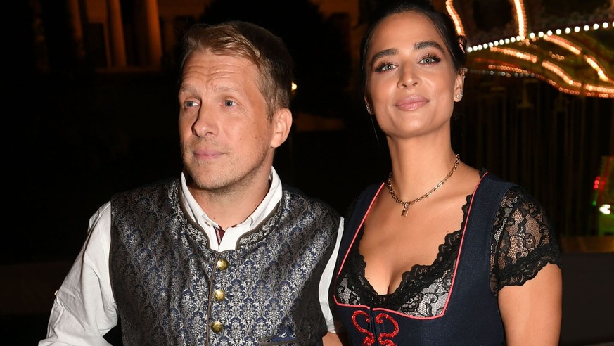 ARCHIV - 18.09.2022, Bayern, München: Der Comedian Oliver Pocher und seine Frau Amira feiern beim Almauftrieb&quot; vor dem Käfer-Zelt auf dem Oktoberfest. In einem Prozess um einen Einbruch wird am 2 ...