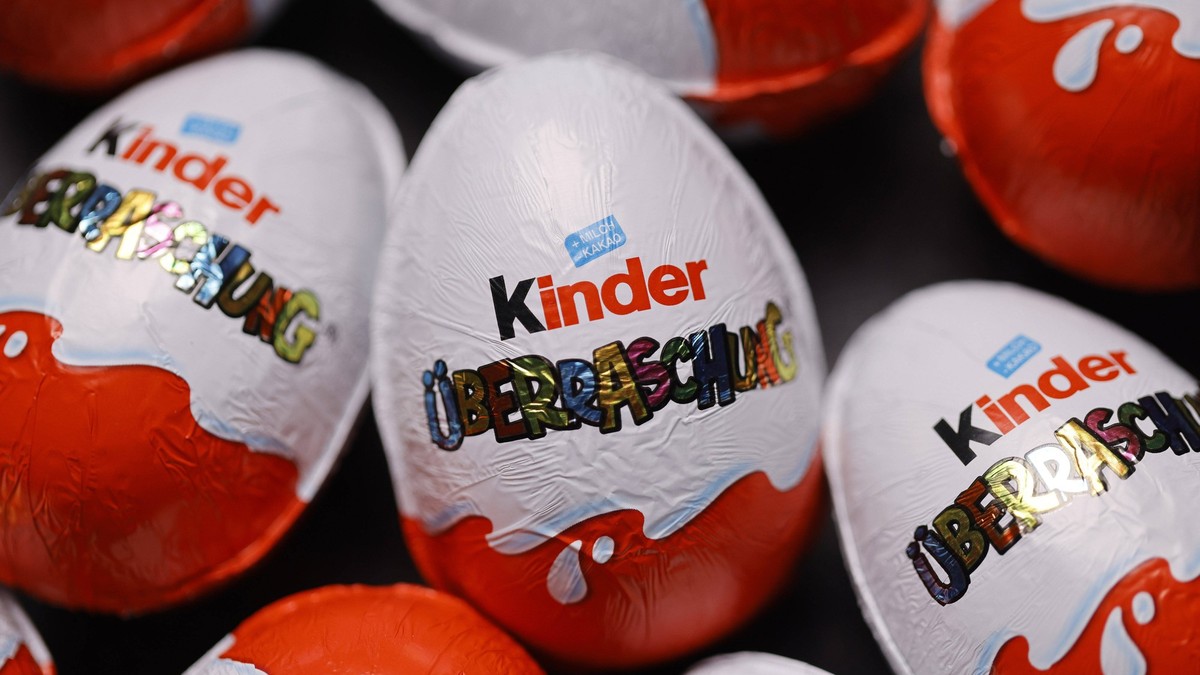 Clientes de supermercado enojados por el precio de los huevos Kinder Sorpresa.