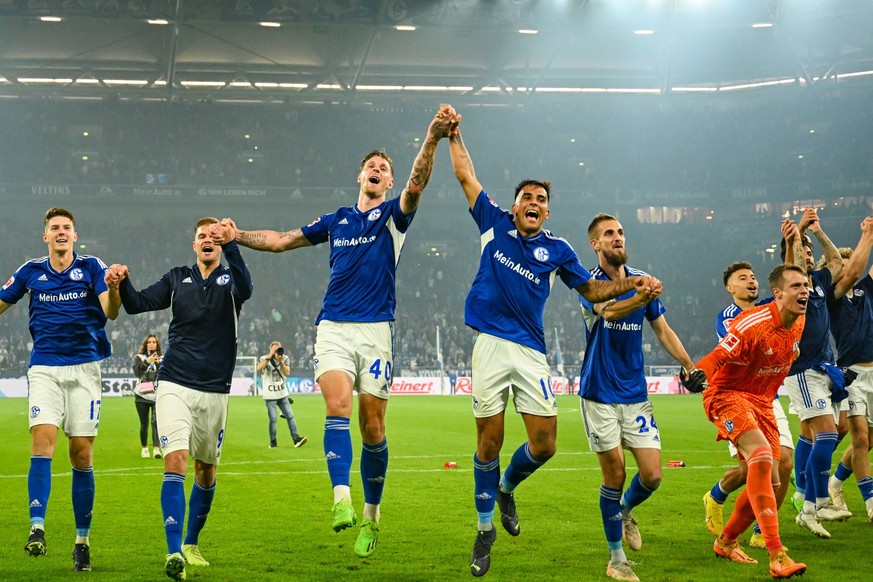 Sport Bilder des Tages GER, FC Schalke 04 vs. VfL Bochum / 10.09.2022, Veltins-Arena , Gelsenkirchen , GER, FC Schalke 04 vs. VfL Bochum im Bild / picture shows Florian Flick FC Schalke 04 17 l-r, Sim ...