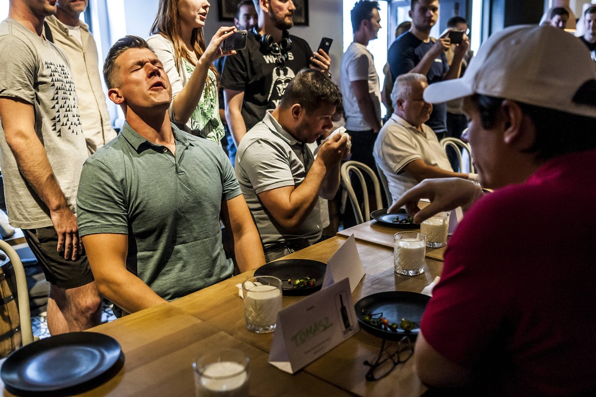 Chilli Eating Contest in Warsaw Participants of Chilli Eating Contest on July 3, 2019 in Warsaw, Poland. EN_01384016_0007 PUBLICATIONxINxGERxSUIxAUTxONLY