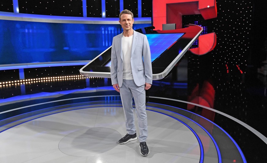 ARD GEFRAGT - CAZADO con el locutor Alexander Bommes, todos los días de lunes a viernes a las 18:00 horas en Erste.  Supervisor Alexander Pomis en el estudio.  © ARD/Uwe Ernst, gratuito - utilizado según...