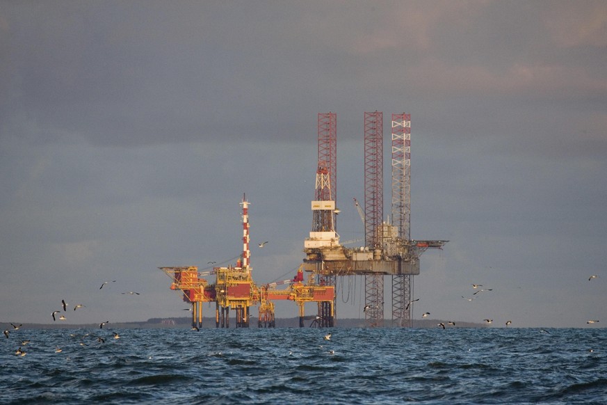 Oelplattform im Wattenmeer bei Flut, Niederlande, Friesland | Oilrig in the Waddensea, Netherlands, Frisia