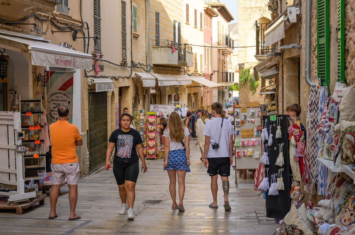 Passanten, Geschäfte, Gasse, Altstadt, Alcudia, Mallorca, Spanien *** Passers-by, stores, alley, old town, Alcudia, Mallorca, Spain