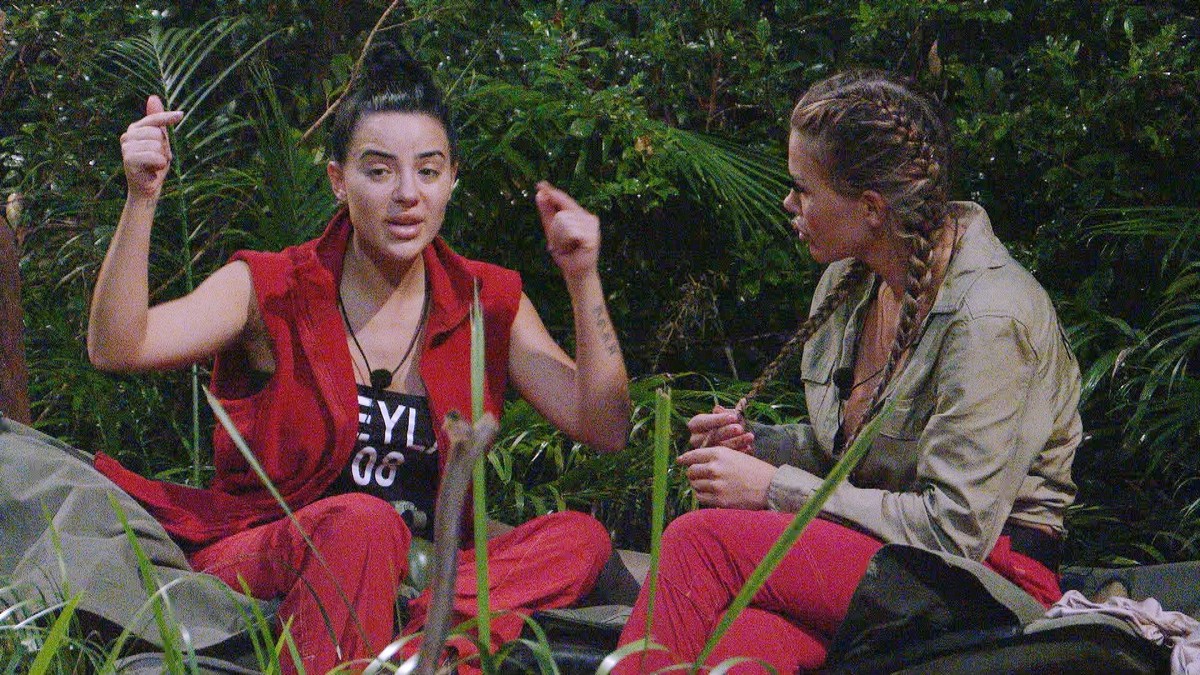 ACHTUNG: SPERRFRIST FÜR ALLE MEDIEN BIS ZUM SHOWENDE, FREITAG, 26.01.2024, 24:00 UHR !!! Tag 8 im Camp. Tag 8 im Camp. Sarah Kern (M.) erzählt Leyla Lahouar (l.) und Anya Elsner, wie es zum Streit zwi ...