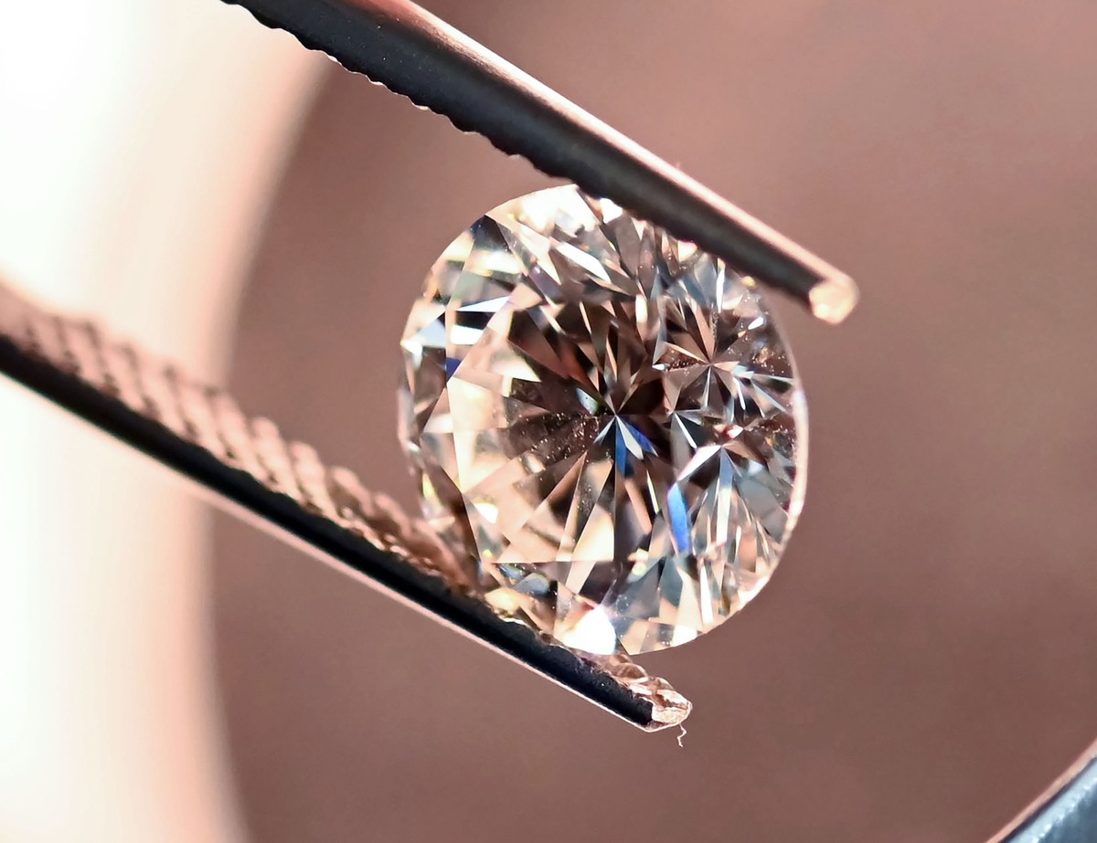 ARCHIV - 21.01.2022, Baden-Württemberg, Pforzheim: Bei der DDI Stiftung Deutsches Diamant Institut wird ein natürlicher Diamant mit 3,53 Karat in ein Diamantprüfgerät gelegt. (zu dpa: «Schmuckbranche: ...