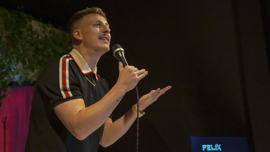 Felix Manuel Lobrecht der deutscher Stand-Up-Comedian, bei seinem Auftritt auf der Buehne bei The Wall Comedy Berlin am 09.Januar 2022 in Berlin