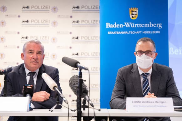 24.01.2022, Baden-W�rttemberg, Mannheim: Thomas Strobl (CDU, l), Innenminister von Baden-W�rttemberg, spricht w�hrend einer Pressekonferenz zum Amok-Lauf in Heidelberg neben Andreas Herrgen, Leitender ...