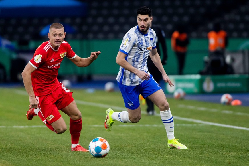 Julian Ryerson (l.) und Suat Serdar kämpfen beim letzten Berlin-Derby im Januar im DFB-Pokal um den Ball.