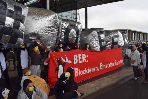 Demonstranten protestierten gegen die Eröffnung.