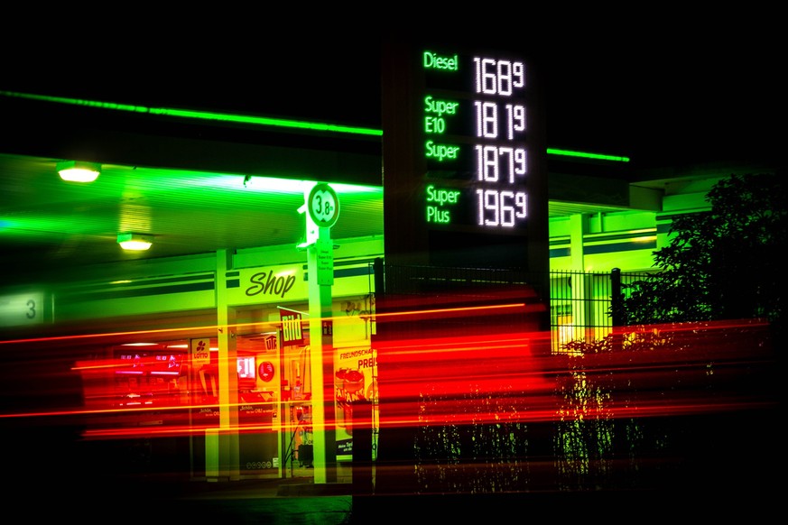 28.03.2024, Bremen: Die Kraftstoffpreise sind an einer Tankstelle dargestellt. F