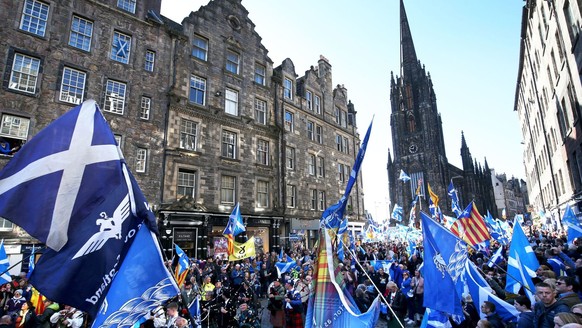 ARCHIV - 06.10.2018, Großbritannien, Edinburgh: Unterstützer für die Unabhängigkeit Schottlands nehmen an einer Demonstration teil. Im Streit um ein zweites Unabhängigkeitsreferendum in Schottland gib ...