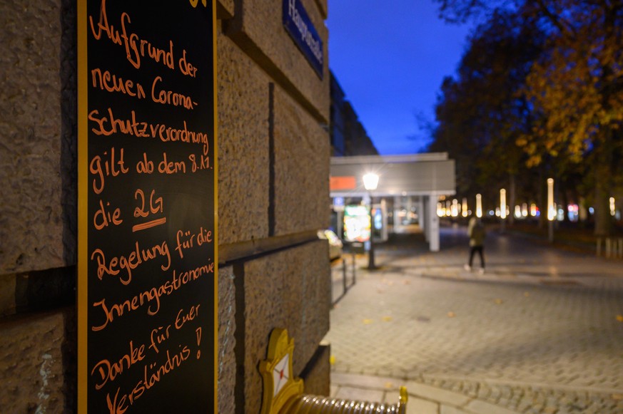 Auf einem Schild wird vor einem Cafe auf die 2G-Regel hingewiesen. Sachsen setzt vom 08.11.2021 an die 2G-Regel in Teilen des öffentlichen Lebens flächendeckend um. Das ist der zentrale Punkt der neue ...