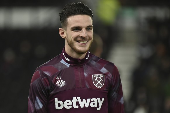 West Ham&#039;s Declan Rice warms up ahead of the English FA Cup 4th round soccer match between Derby County and West Ham at Pride Park stadium in Derby, England, Monday, Jan. 30, 2023. (AP Photo/Rui  ...