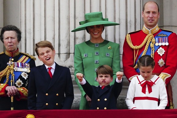 dpatopbilder - 17.06.2023, Großbritannien, London: Prinzessin Anne (l-r), Prinz George, Prinzessin Kate, Prinz Louis, Prinz William und Prinzessin Charlotte stehen auf dem Balkon des Buckingham Palast ...
