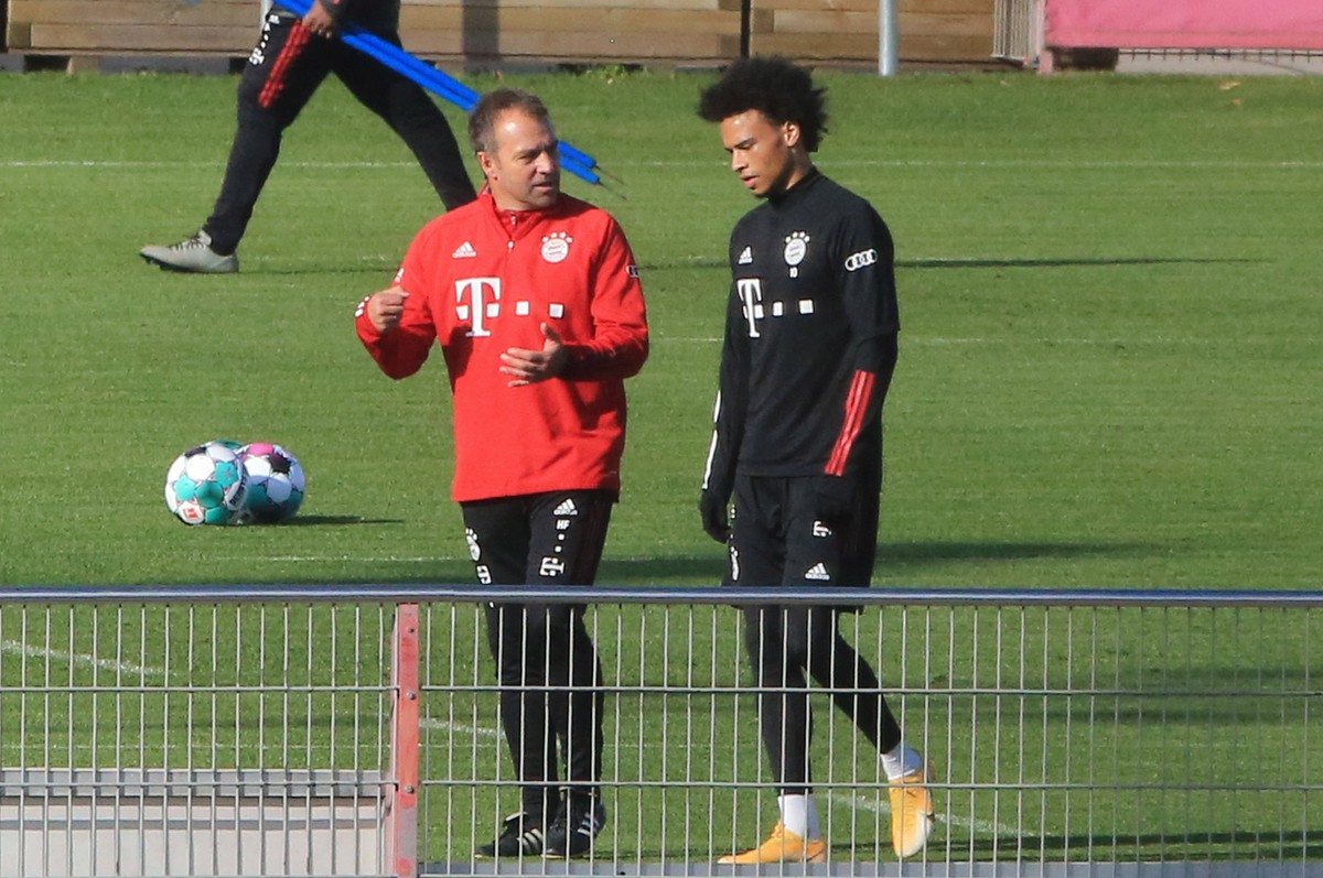 09.11.2020, FCB Training,Saebenerstrasse Muenchen, Fussball, im Bild: Hansi Flick FCB mit Leroy Sane FCB *** 09 11 2020, FCB Training, Saebenerstrasse Munich, Soccer, Sports, in the picture Hansi Flic ...