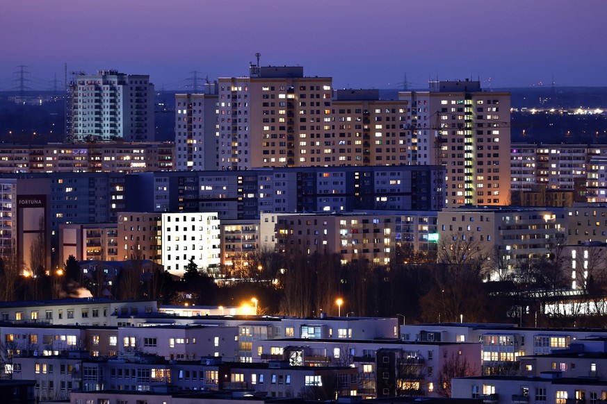 Wohnungen Berlin, 01.03.2023 - Blick am Abend auf Hochhaeuser und Mehrfamilienwohnhaeuser im Berliner Stadtteil Marzahn-Hellersdorf. Berlin Berlin Deutschland *** Apartments Berlin, 01 03 2023 view in ...