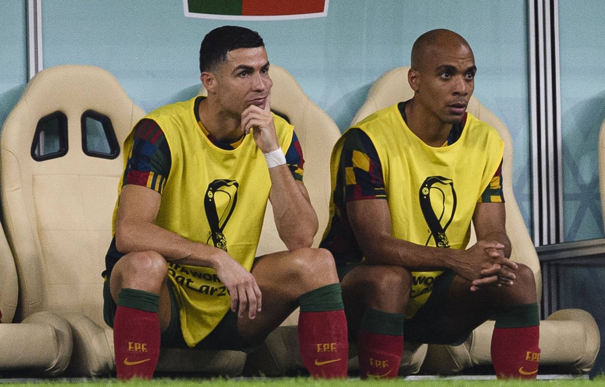 Sport Bilder des Tages Lusail Stadium Cristiano Ronaldo of Portugal on the bench during the match between Portugal and Switzerland, valid for the round of 16 of the World Cup, held at the Lusail Natio ...