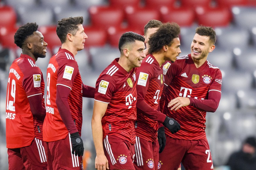 GER, DFB, FC Bayern Muenchen vs. VFL Wolfsburg / 17.12.2021, Allianz Arena, Muenchen, GER, DFB, FC Bayern Muenchen vs. VFL Wolfsburg, im Bild Jubel nach dem Tor zum 3-0 durch Leroy Sane FCB 10 mit Luc ...