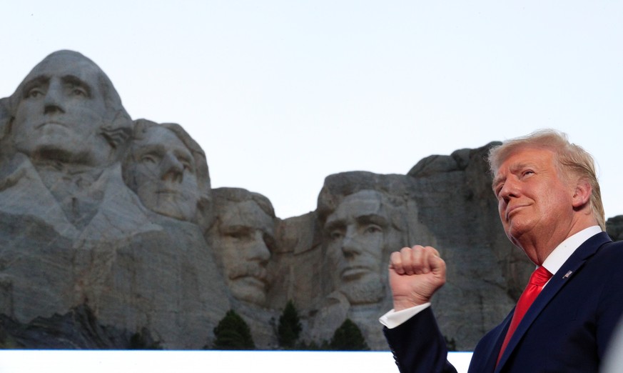 U.S. President Donald Trump attends South Dakota&#039;s U.S. Independence Day Mount Rushmore fireworks celebrations at Mt. Rushmore in Keystone, South Dakota, U.S., July 3, 2020. REUTERS/Tom Brenner