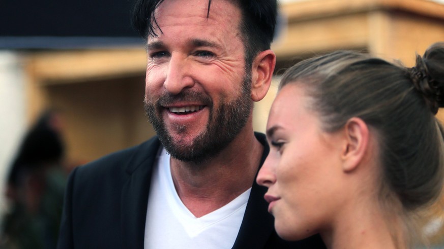 radio B2 SchlagerHamer 2019 Michael Wendler mit Freundin Laura auf dem radio B2-Festival SchlagerHammer 2019 in Berlin. Berlin Hoppegarten Berlin Deutschland / Germany *** radio B2 SchlagerHamer 2019  ...