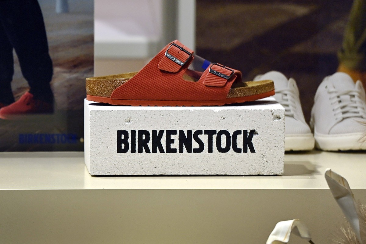 Sandalenhersteller BIRKENSTOCK ueberrascht Anleger. Birkenstock Schuhe stehen in einem Birkenstock Store in Muenchen. *** Sandal manufacturer BIRKENSTOCK surprises investors Birkenstock shoes stand in ...