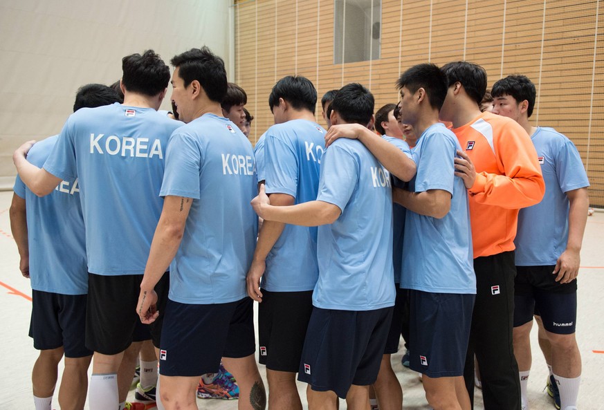 Nach dem Trainingsende kommen alle Spieler des Teams zusammen und bilden einen Kreis. Handball Oeffentliches Training der gemeinsamen Handballmannschaft aus Nord- und Suedkorea in Vorbereitung auf die ...